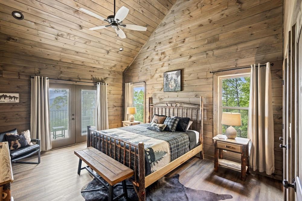 Endless Blue Skies 5 Bedroom Cabin