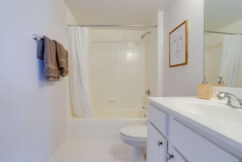 Cozy Apartment Steps from the Metro