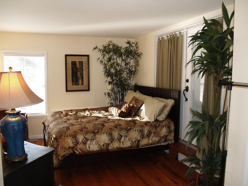 The White House on Freedom Way