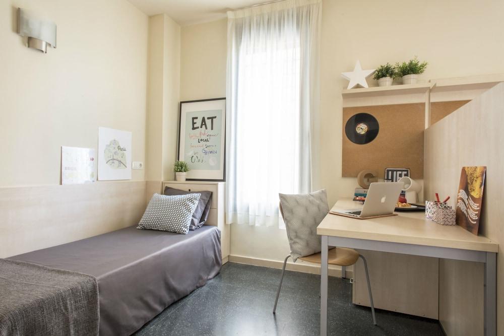 Residencia Universitaria Resa Giner de los Ríos - Hostel