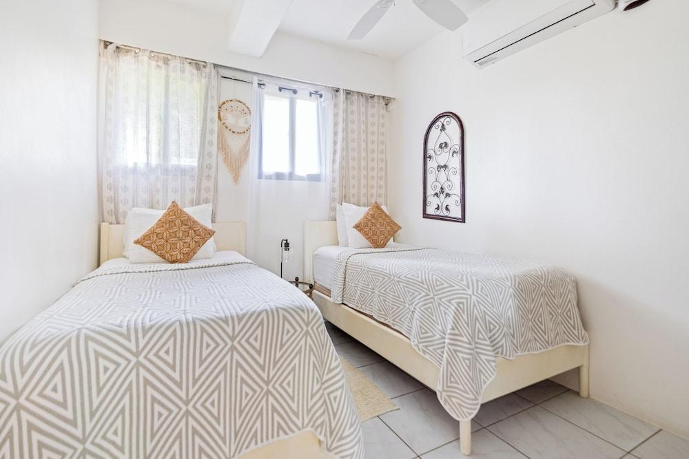 Coconut Row Boutique Hotel