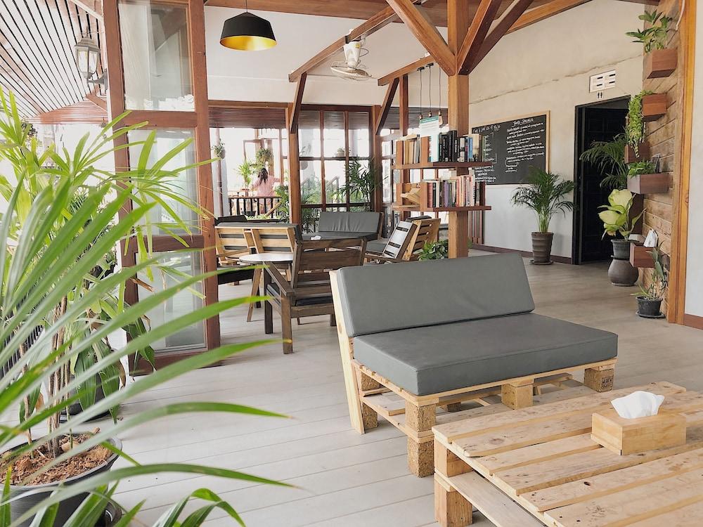 The Reef Hotel & Studios