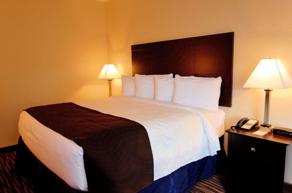 Cobblestone Inn & Suites - Denison - Oak Ridge
