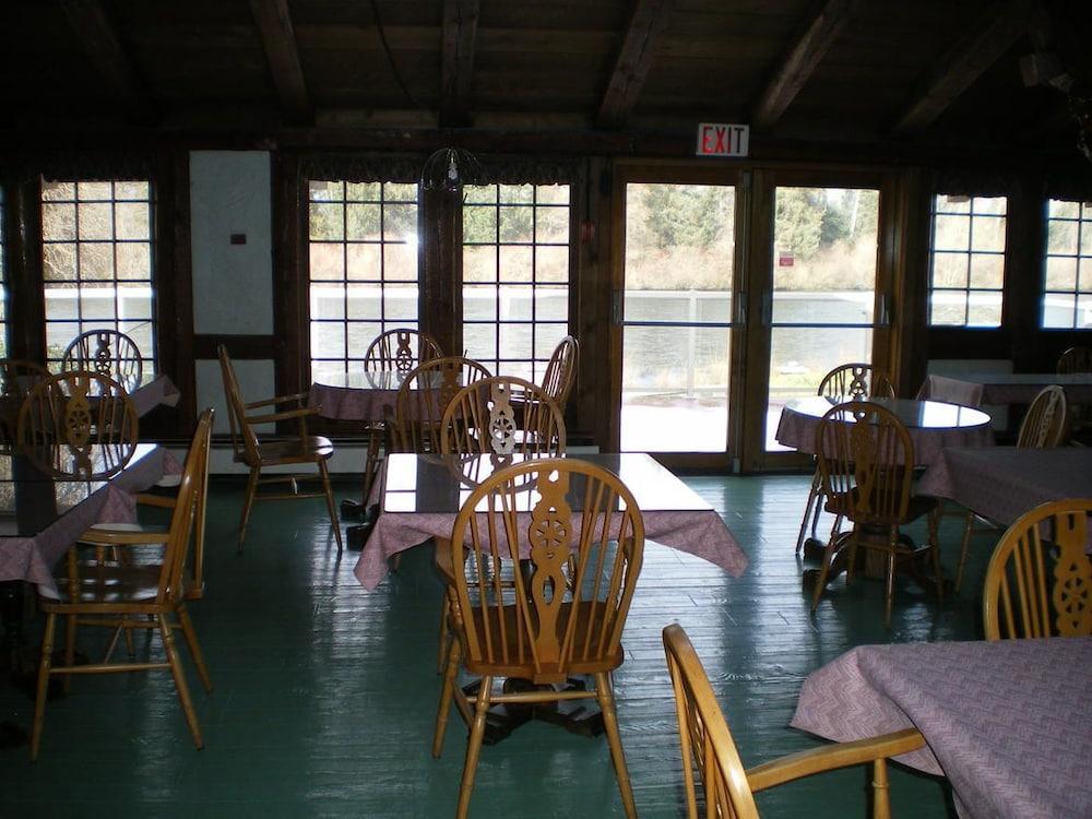 Campbell River Lodge by Riverside