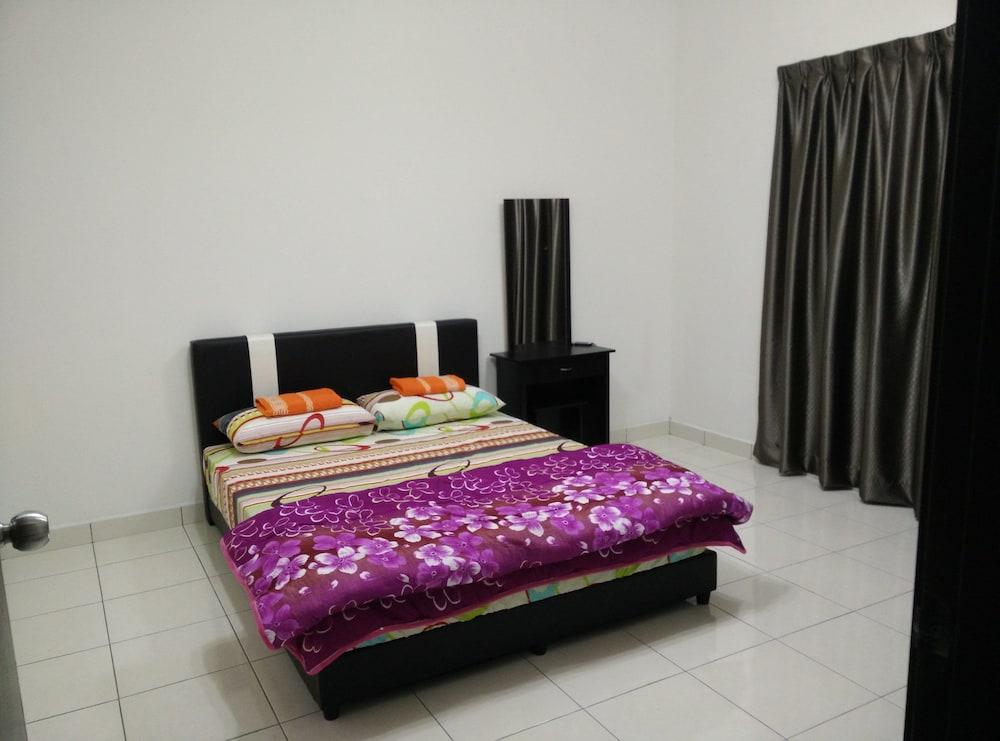 Indah Alam Vacation Home