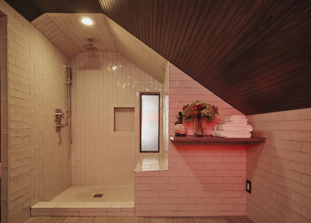 Royal Street Inn and R Bar