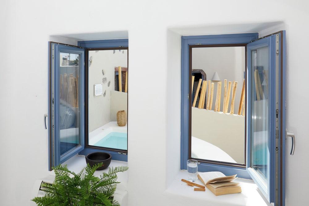 Luna Santorini Suites