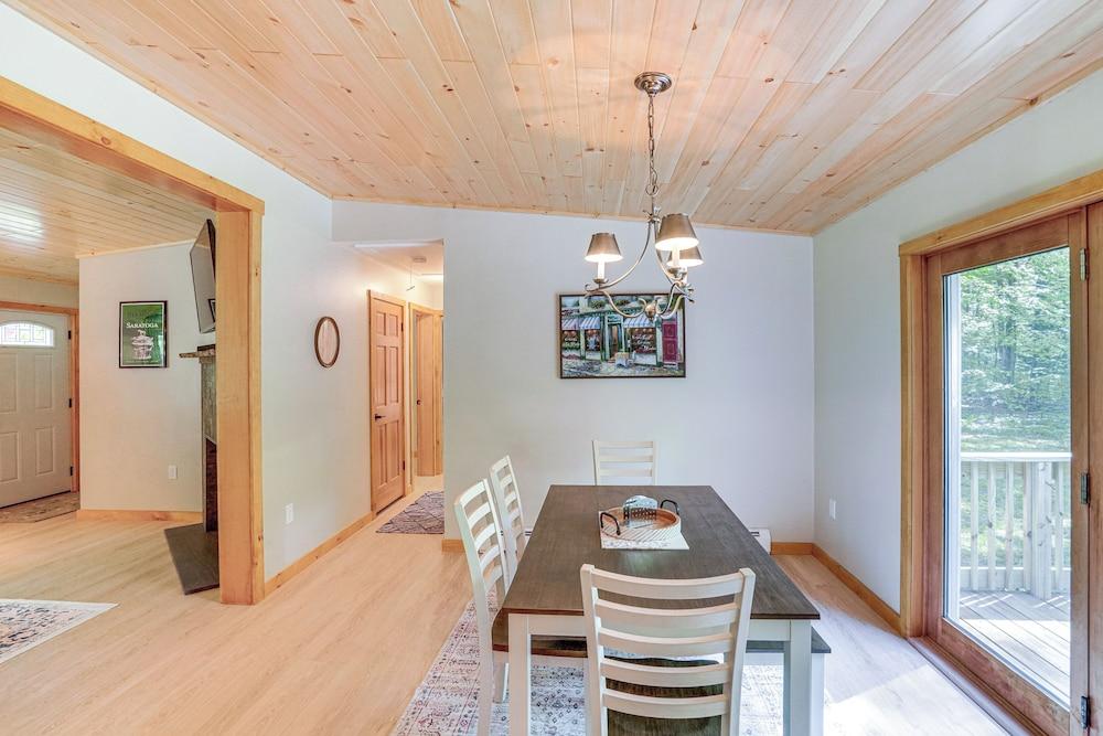 Porter Corners Home: 10 Mi to Saratoga Race Course