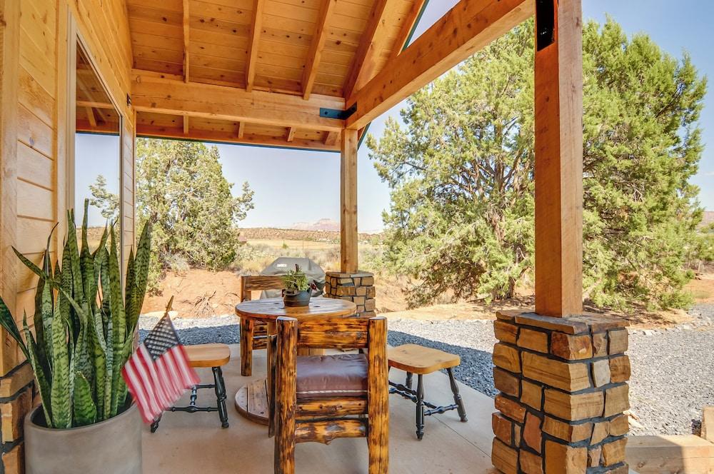 Premium Apple Valley Cabin w/ Zion Natl Park View