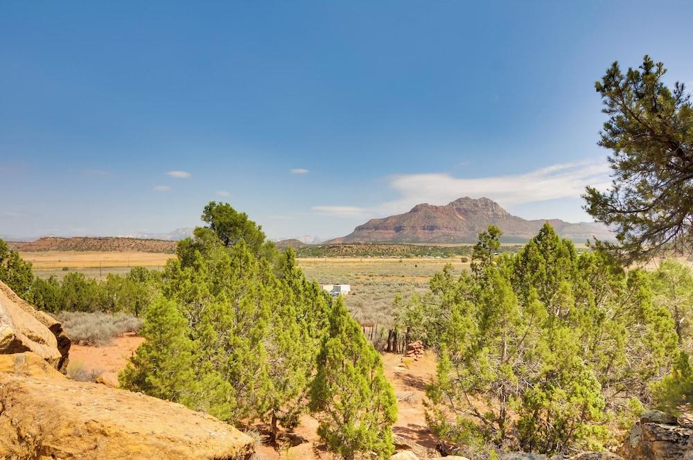 Premium Apple Valley Cabin w/ Zion Natl Park View