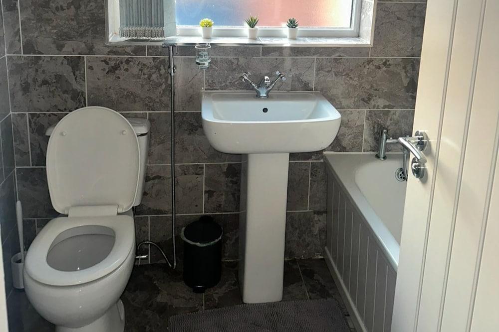 Apt - Sleeps2 - Parking - 20min Drive From Airport