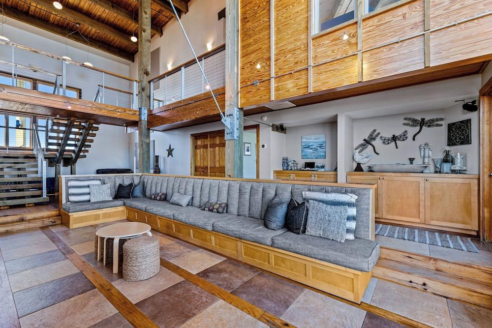 Oceanfront Home w/ Beach Access in Galveston