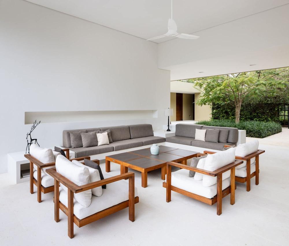 w Amazing 4BR Villa at Mesa de Yeguas