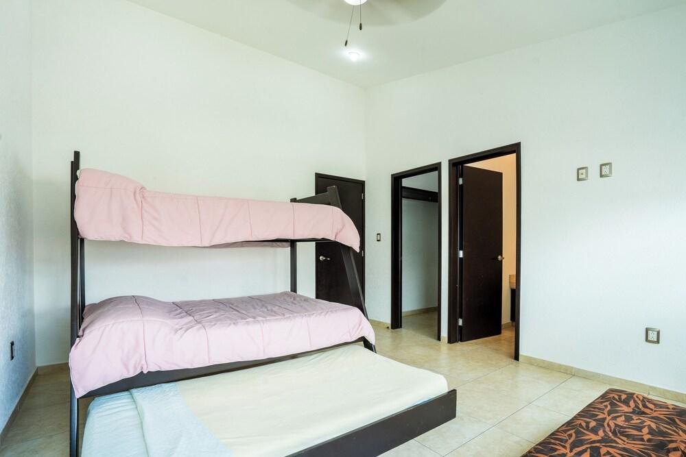 Spacious 5 Bedroom Oasis with Pool & BBQ