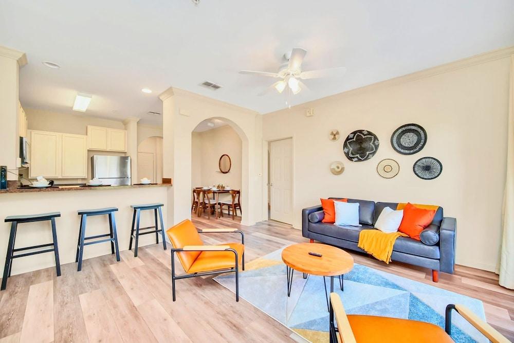 Modern 2BR Condo - With Pool Hot Tub