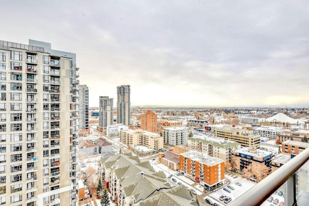 Downtown Condo w Incredible Views and BBQ