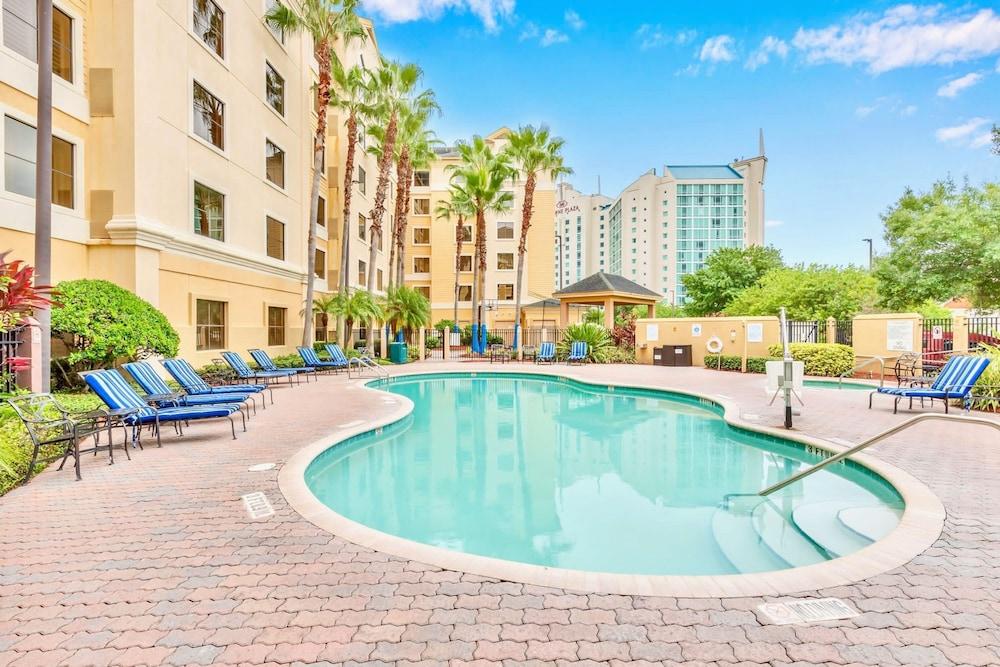 Apt Close to Universal Studios With Hot Tub, Pool!