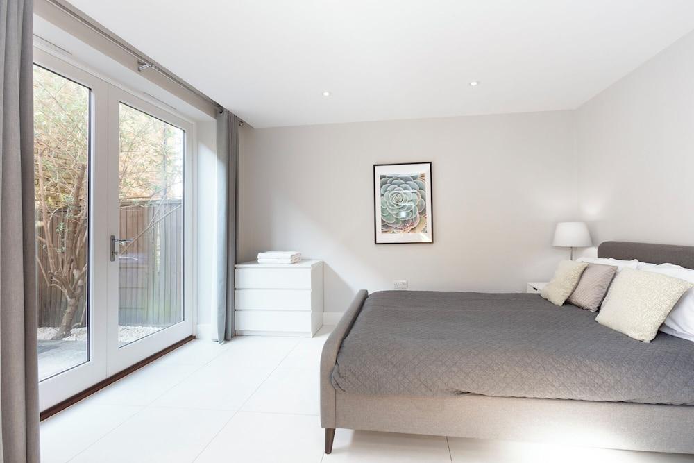 Luxurious Central Windsor Town House