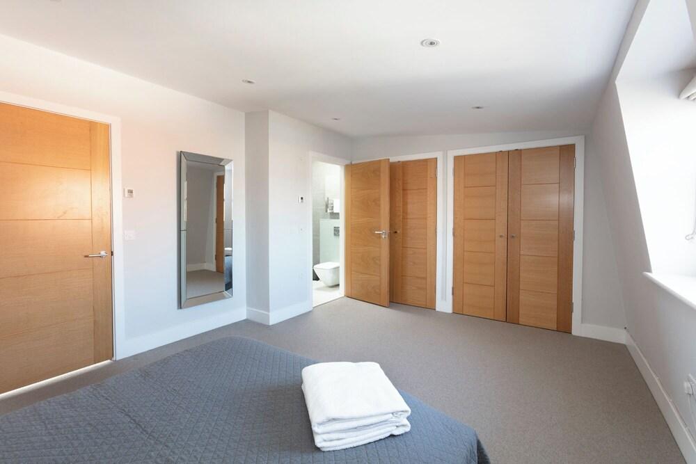 Luxurious Central Windsor Town House