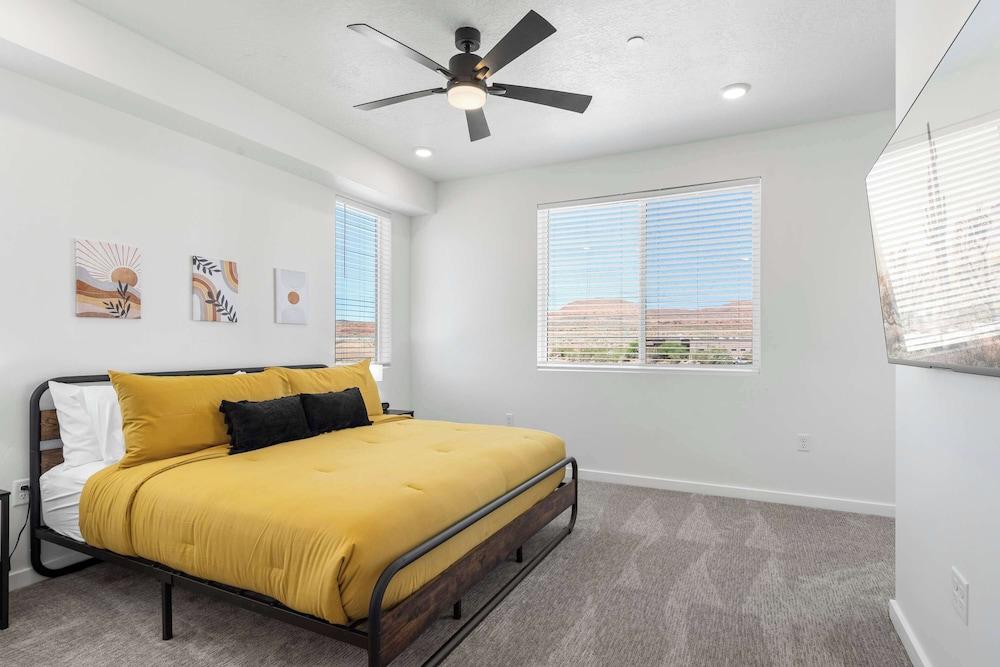 Vintage Desert 5 BDR w/ Resort Amenities