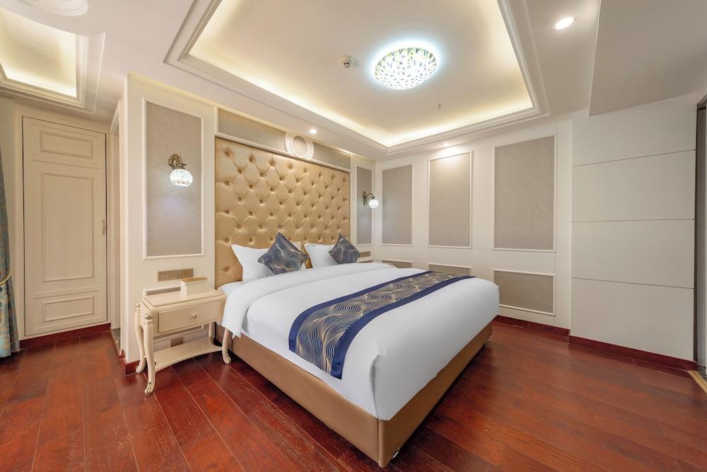 Cloudhaven Retreat (花开花落半山居)