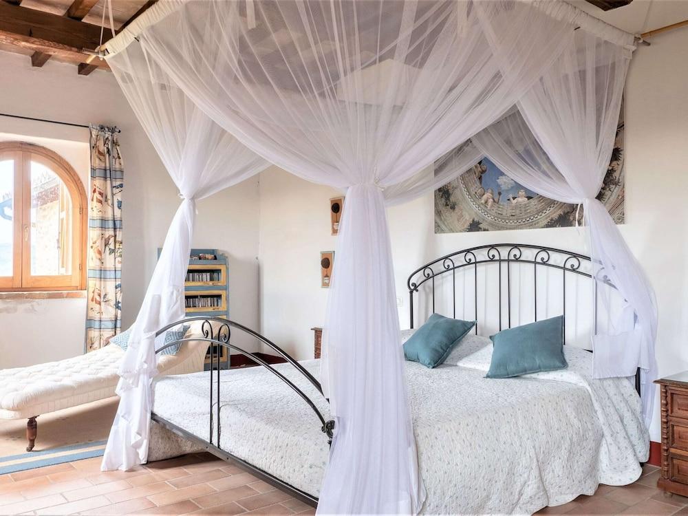 Beautiful Villa in San Giovanni del Pantano With Pool