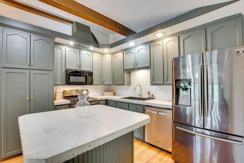 Lake O' the Pines Retreat: Private Dock!