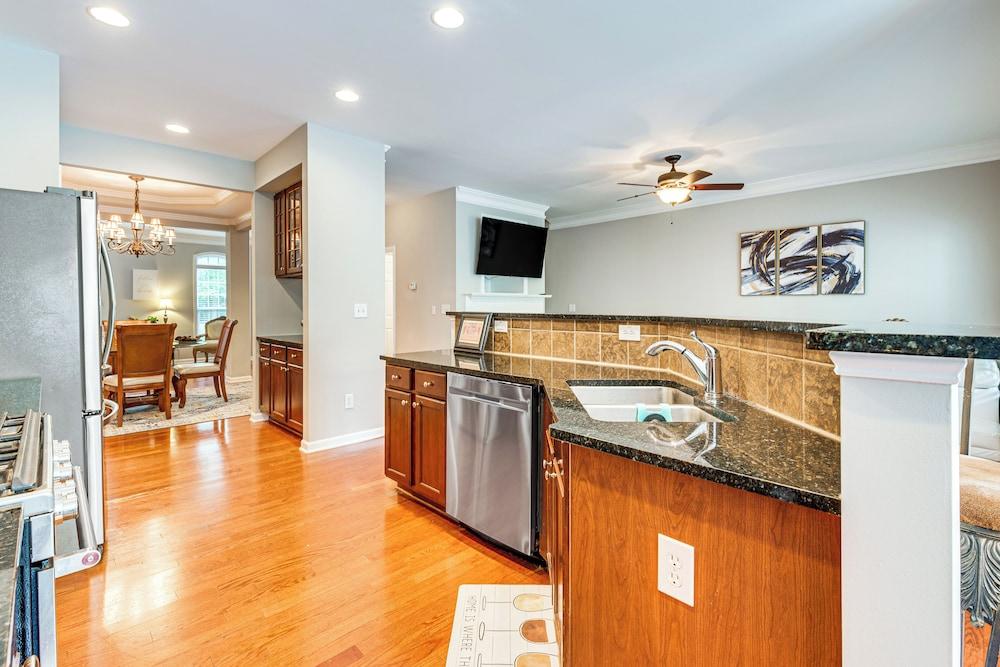 3 Mi to Avalon: Townhome w/ Balcony in Alpharetta!