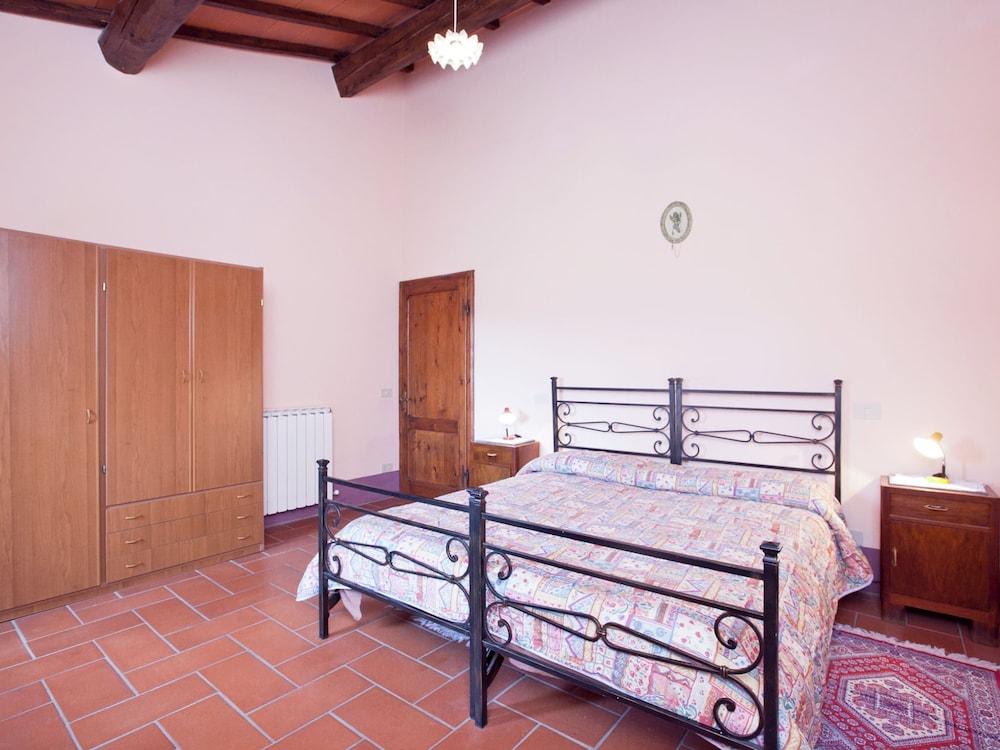 Modern Farmhouse in Pienza With Pool