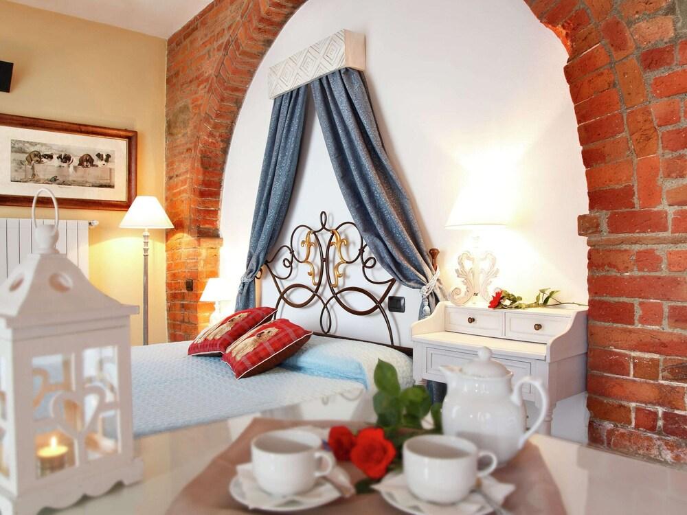 Vintage Mansion in Montepulciano With Pool