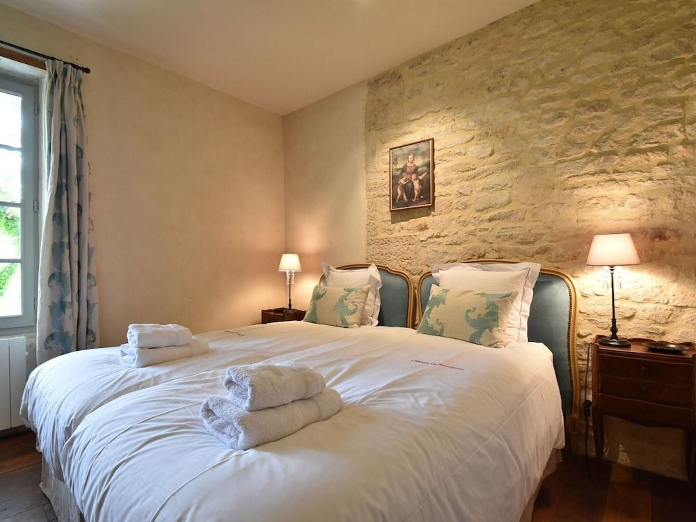 Luxurious Mansion in Castle Grounds in Lantheuil