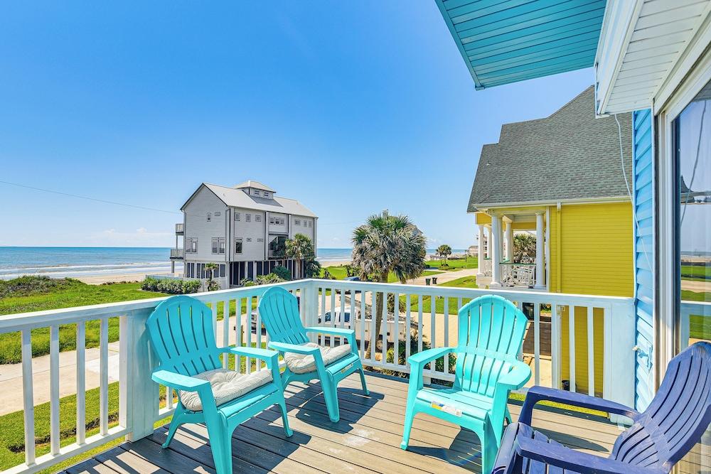 Walk to Beach: Home w/ 2 Decks in Galveston!