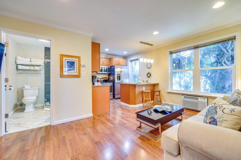 Pet-friendly Dtwn Stay: Steps to Nights of Lights