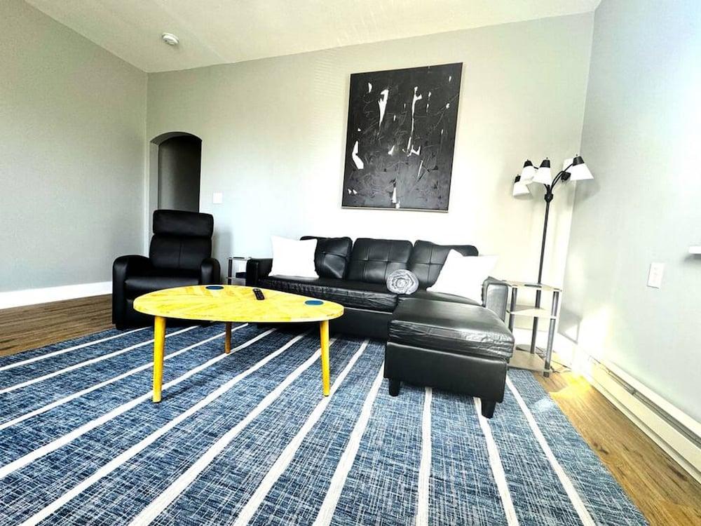 Modern Cozy Unit With King Bed