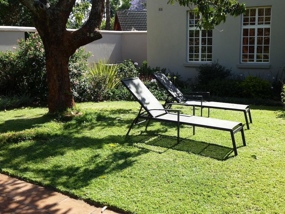 Modern Studio set an Expansive Garden - 2253