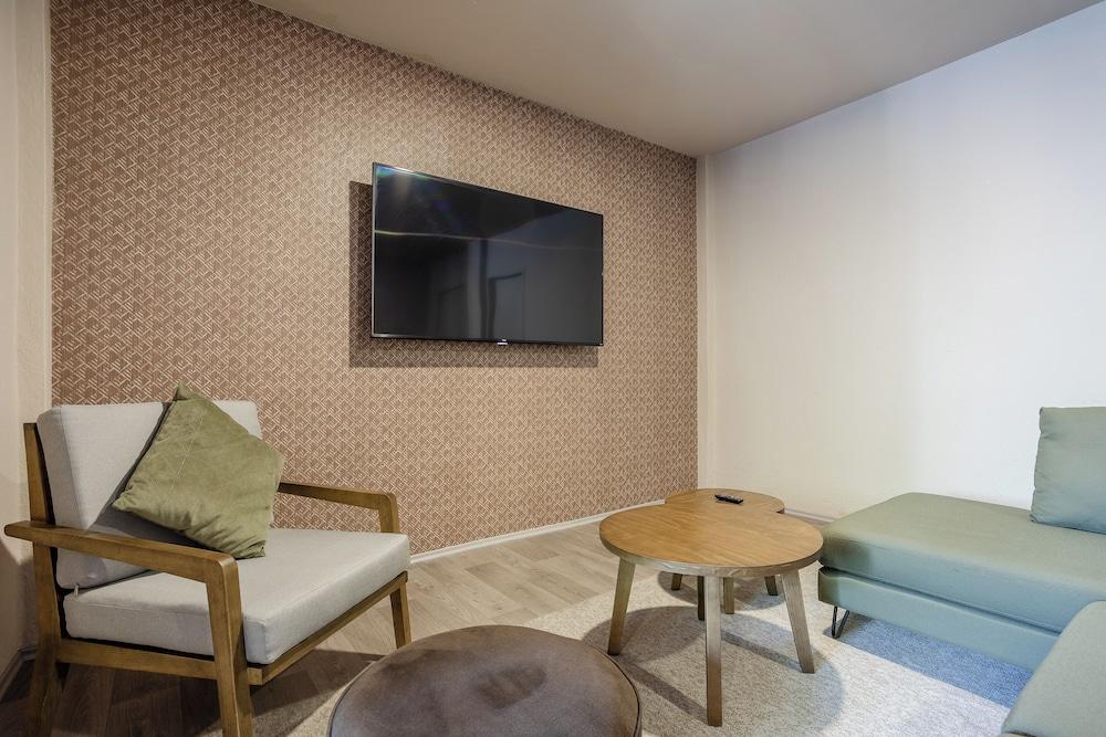 Relax & Recharge in Roma - Elevator - Sleeps 7