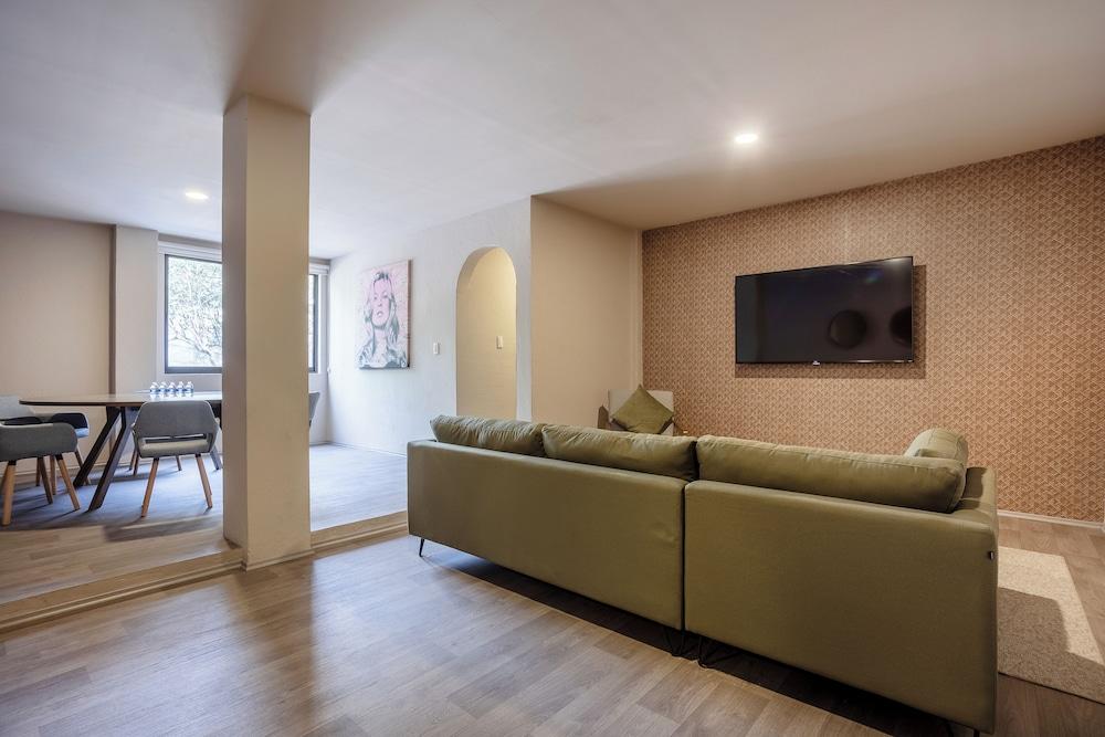 Relax & Recharge in Roma - Elevator - Sleeps 7