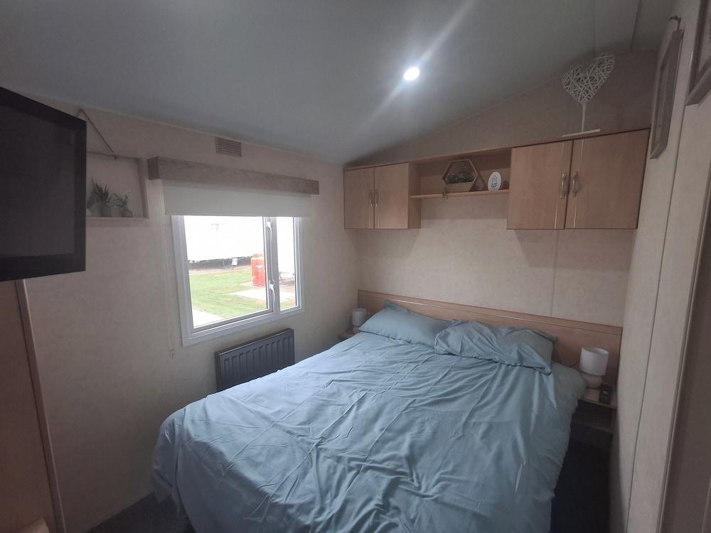 3-bed Caravan, Sleeps 8, Pool & Beach