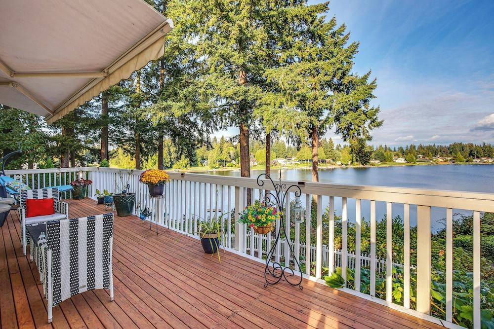 Lakefront Home w/ Fire Pit, Dock in Kent!