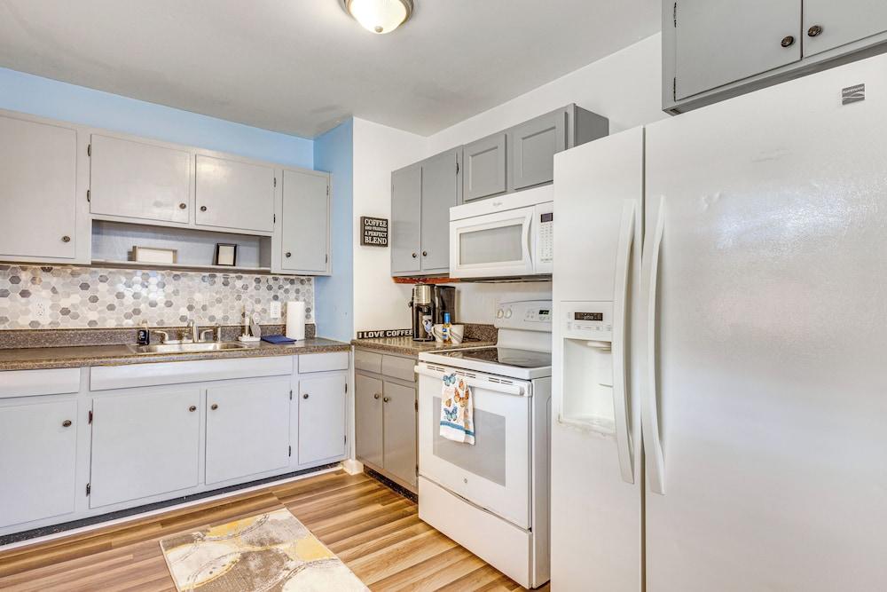 4 Mi to Dtwn: Home w/ Fenced Yard in Portsmouth!