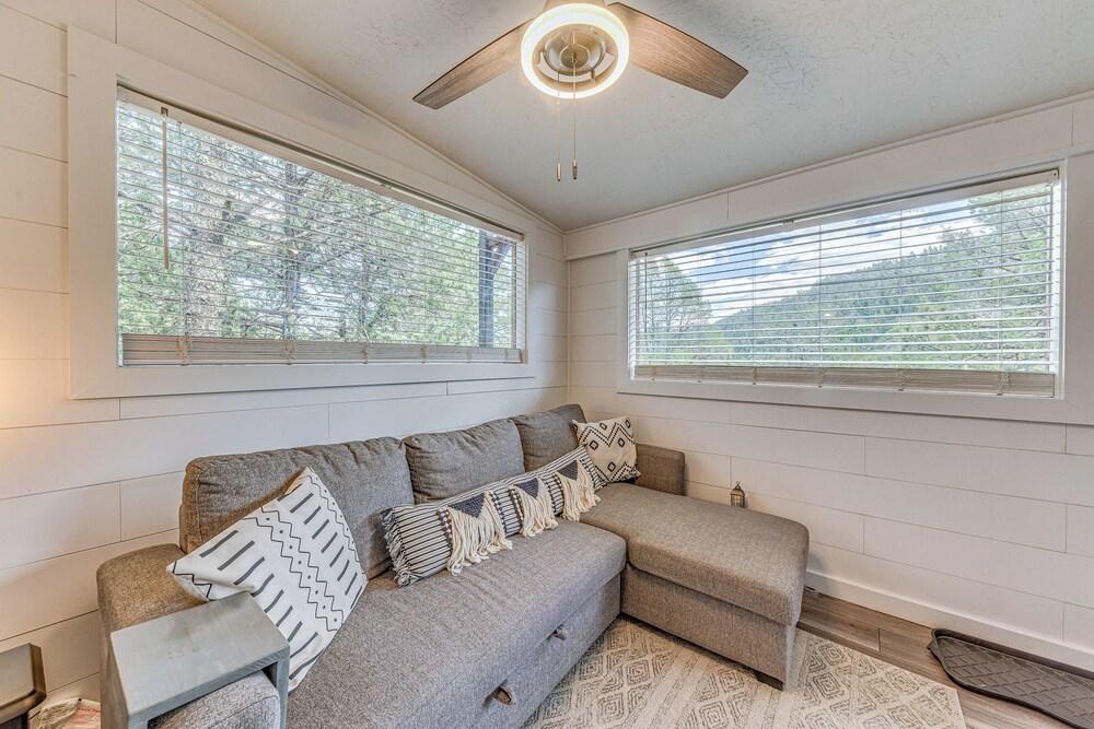 Mountain-view Cabin w/ Hot Tub in Ruidoso!