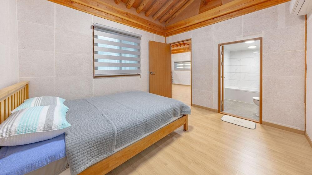 Gyeongju Adamwon Hanok Dokchae Pension