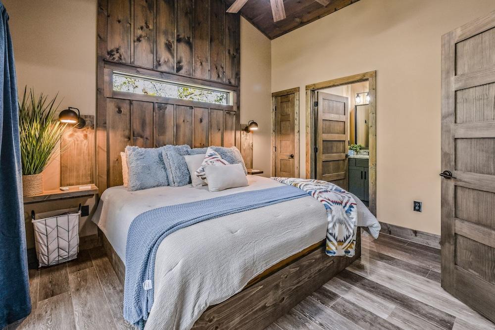 Wooded Hideaway 2 Bedroom Cabin