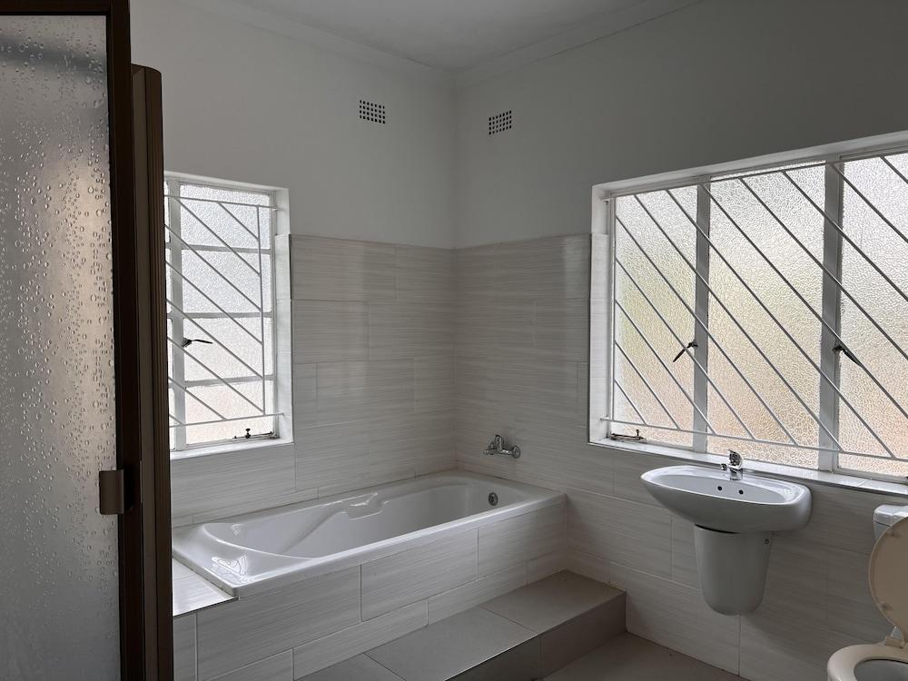 Rustic 3 Bedroom Cottage - 2267