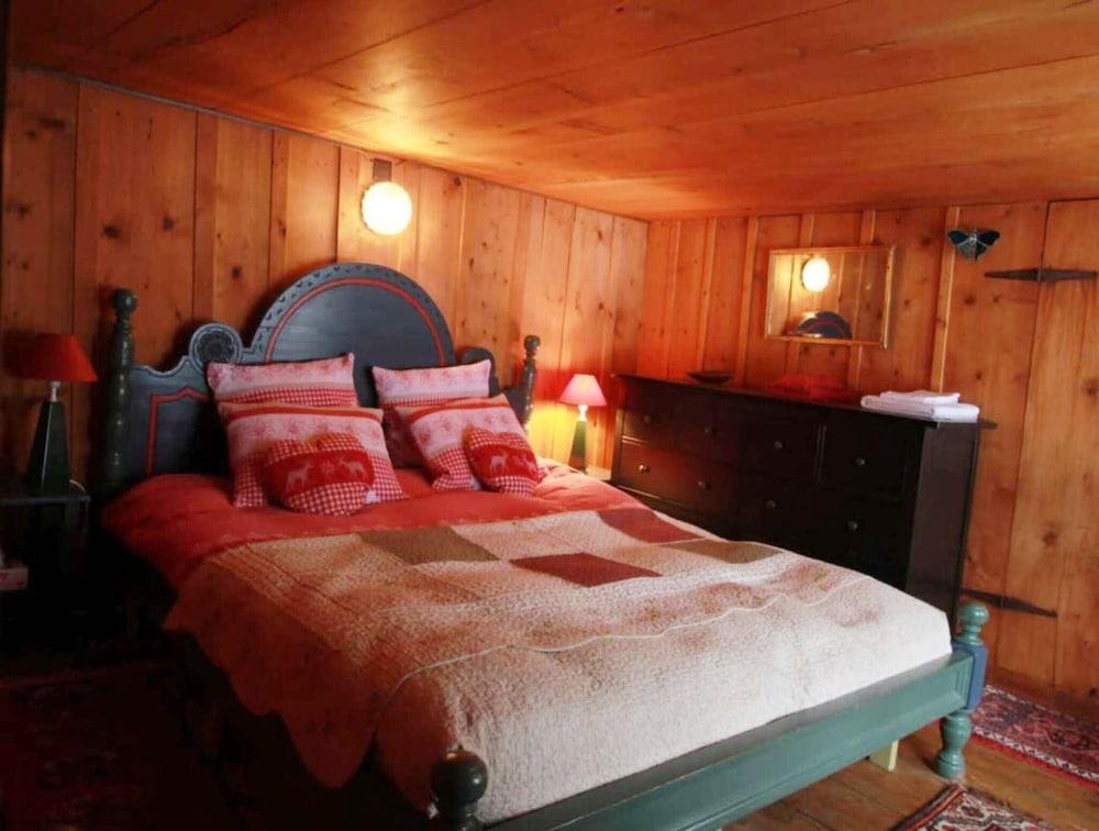 Chalet in Rossiniere With Sauna and Mountain Views