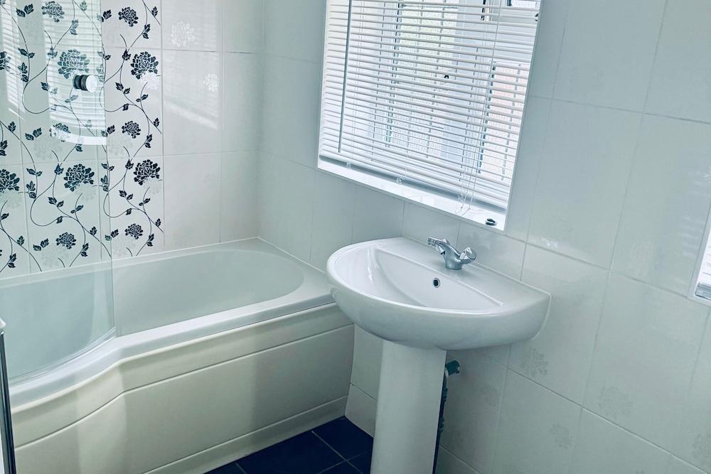 3br-sleeps6-parking-closetocity