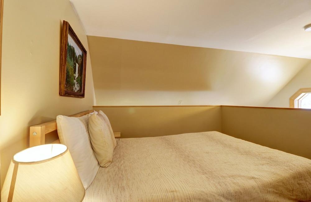 334 Willow Lake Ct. 4br W/loft 3ba 4 Bedroom Townhouse