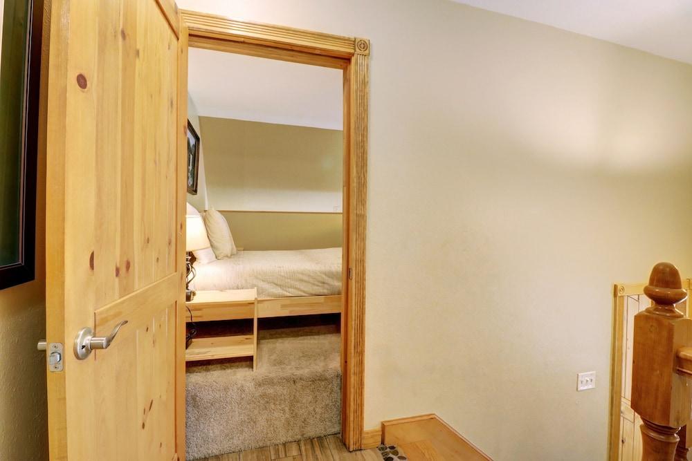 334 Willow Lake Ct. 4br W/loft 3ba 4 Bedroom Townhouse