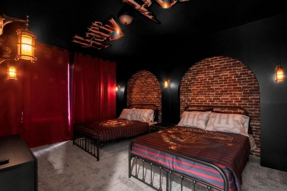 4350scene 6 Bedroom Villa