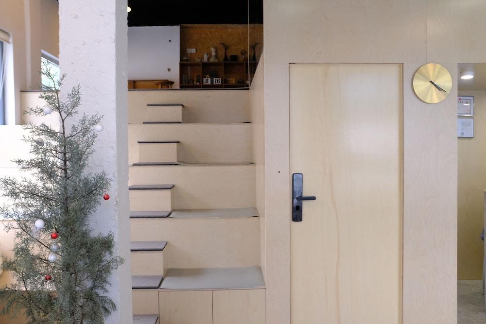 Meow Hero Youth Hostel